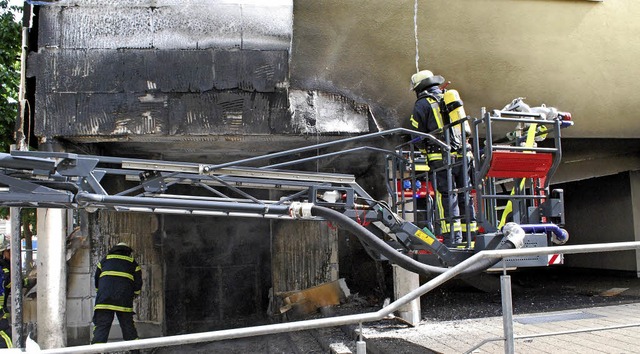 Nachdem der Brand unter Kontrolle war,...eute die Dmmfassade auf Brandnester.   | Foto: Thomas Loisl Mink