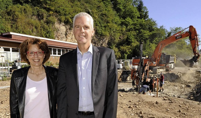 Susanne Fremmer und Bernd Singer, die ...am neuen Bankgebude schon gebaut wird  | Foto: Markus Zimmermann