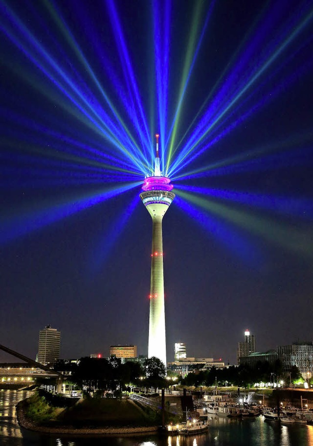 Sicherheit wird unter dem illuminierte...eldorfer Fernsehturm grogeschrieben.   | Foto: dpa