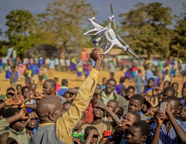 Ungewhnliche  Ersthelfer: Malawi feiert ersten Drohnenkorridor.   | Foto: dpa