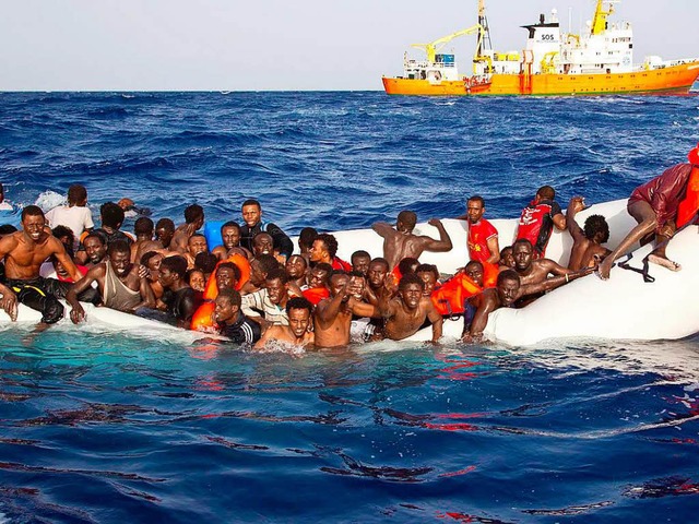 Drama auf dem Mittelmeer: Flchtlinge ... sinkenden Schlauchboot vor Lampedusa   | Foto: dpa