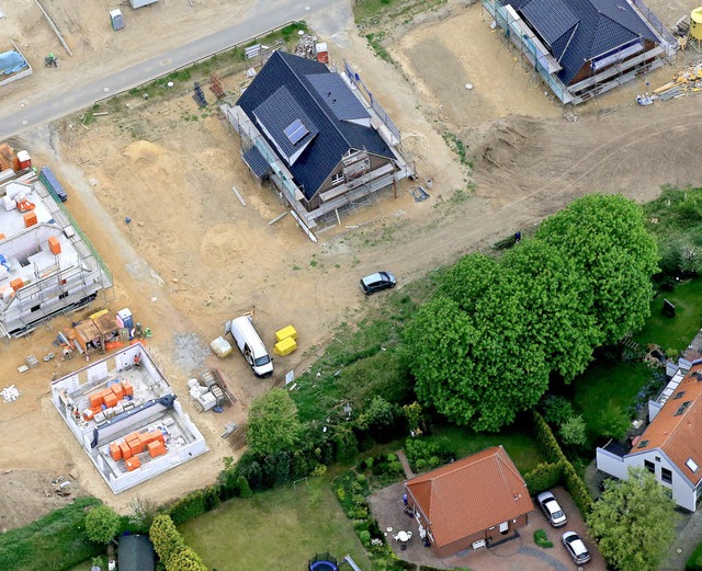 Die Baufirma ist weg, der Garten eine ...des Bodens vor der Bepflanzung ntig.   | Foto: Christian Charisius (dpa)