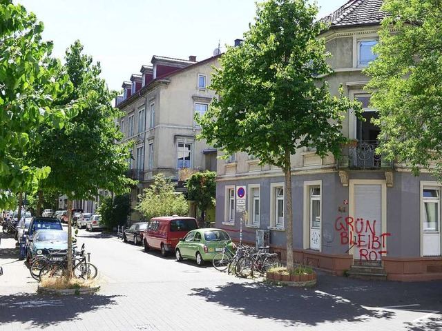 Im Grn an der Ecke Belfortstrae/Adle...(rechts hinter dem roten Bus)  sitzen.  | Foto: Ingo Schneider