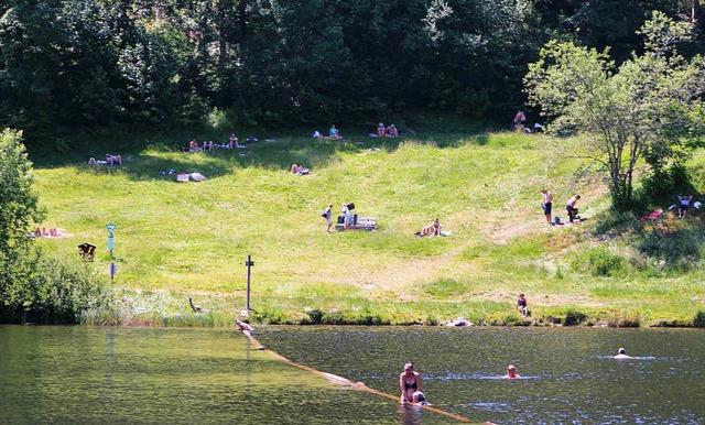 Die Badebucht ist durch schwimmende Baumstmme abgetrennt.  | Foto: Heiner Fabry