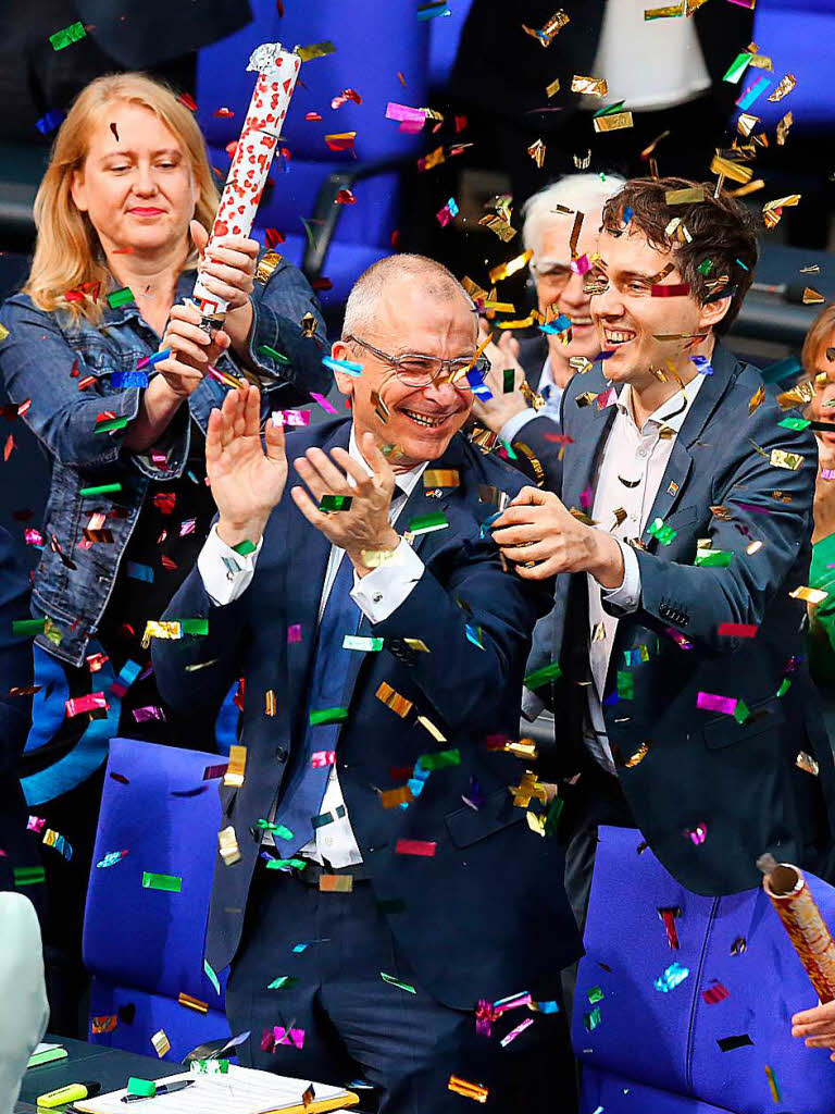 Abgeordnete und Zuschauer im Bundestag feierten die Entscheidung fr die Ehe fr alle.