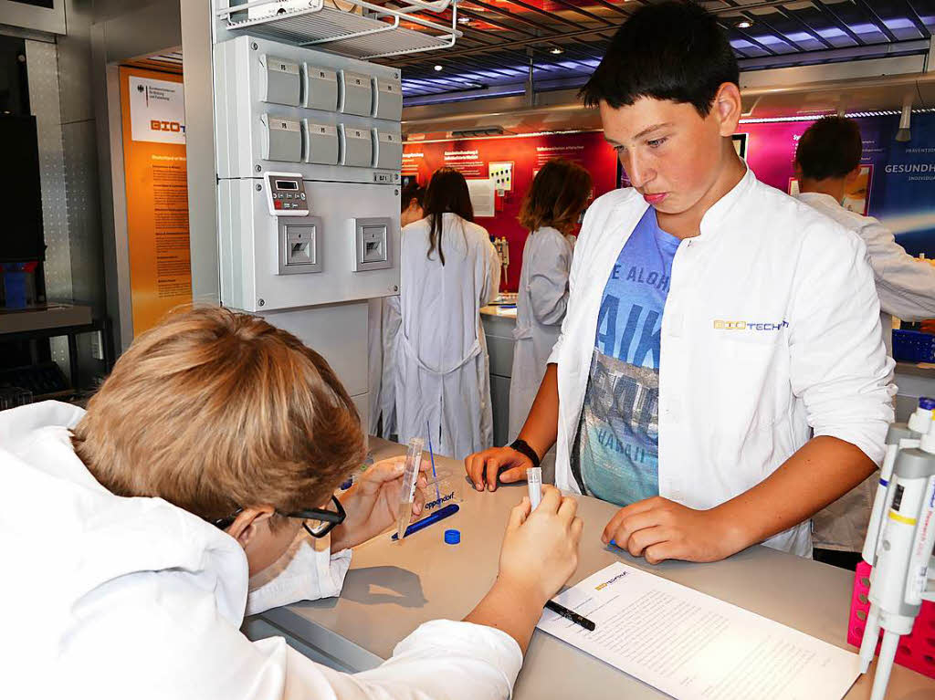 Laborarbeit im  BioTechnikum-Truck.