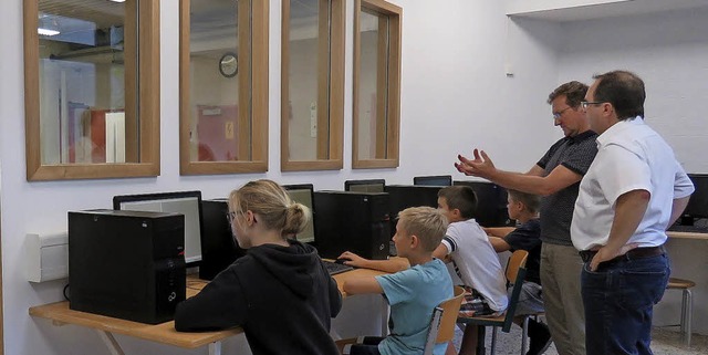 Brgermeister Thomas Schfer (rechts) ...ichtigen Projekts mit groer Wirkung.   | Foto: Gemeinde