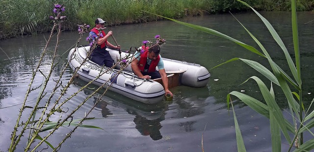 Fachleute beim Entnehmen von Wasserproben  | Foto: Feuerwehr Rheinhausen