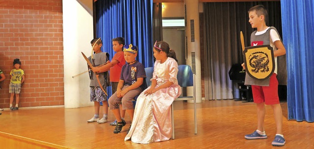 Die Klasse 3d der Michael-Friedrich-Wi...lten Theaterstck den letzten Schliff.  | Foto: Beatrice Ehrlich