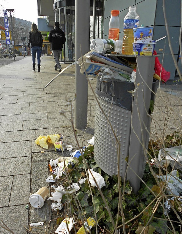 Wenig einladend: berfllte Abfalleimer und  Unrat in der  Weiler Innenstadt   | Foto: Archivfoto: Langelott