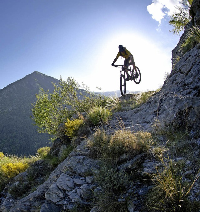 Oftmals fhrt man beim Bike-Bergsteige...nige Zentimeter vom Abgrund entfernt.   | Foto: Manfred Stromberg