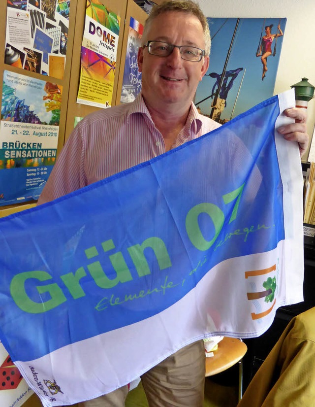 Kulturamtsleiter Claudius Beck mit einer Grn-07-Fahne  | Foto: Fillisch