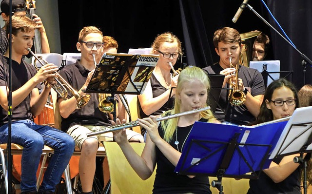 Die Blserklasse der Realschule Rheinf...ert mit Filmmusik und flotten Stcken.  | Foto: Roswitha Frey