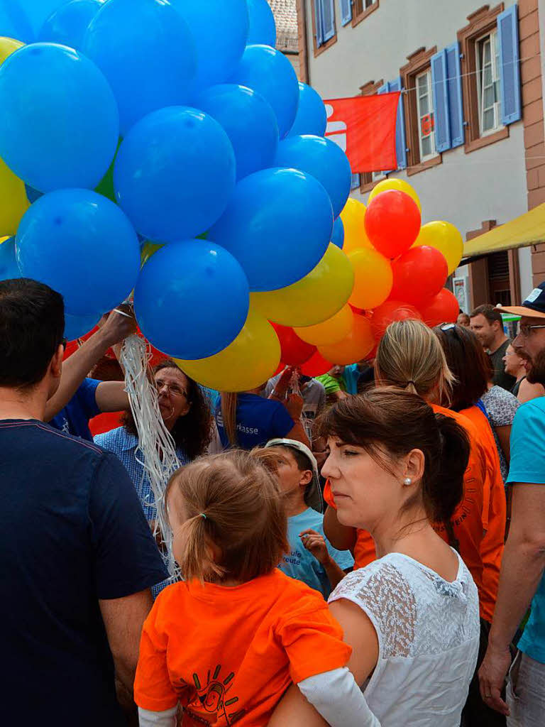 Luftballons in den Stadtfarben gab’s fr die Kleinsten.