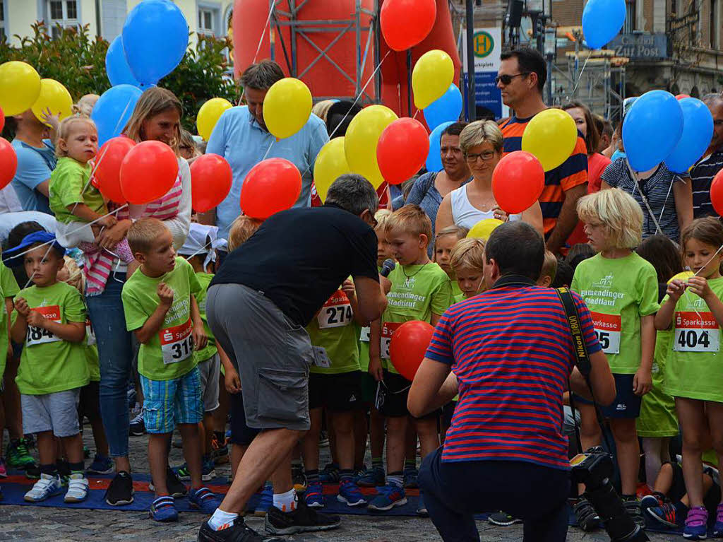Luftballons in den Stadtfarben gab’s fr die Kleinsten.