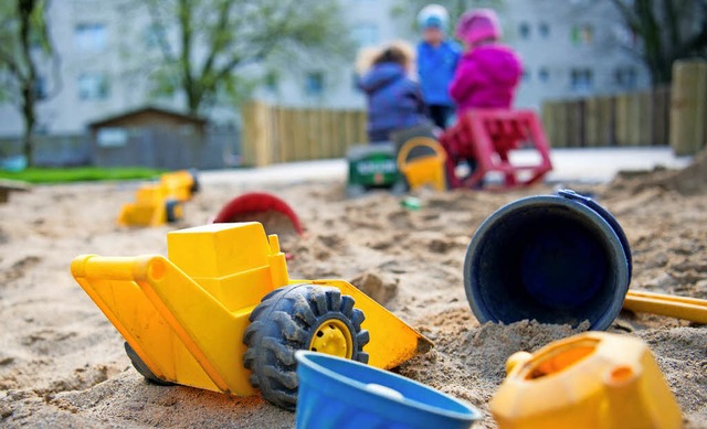 Fr die Betreuung ihrer Kleinen mssen... knftig tiefer in die Tasche greifen.  | Foto: DPA