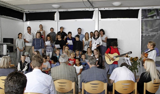Kinder, Jugendliche und Mitarbeiter beim gemeinsamen Liedvortrag  | Foto: Alexander Huber