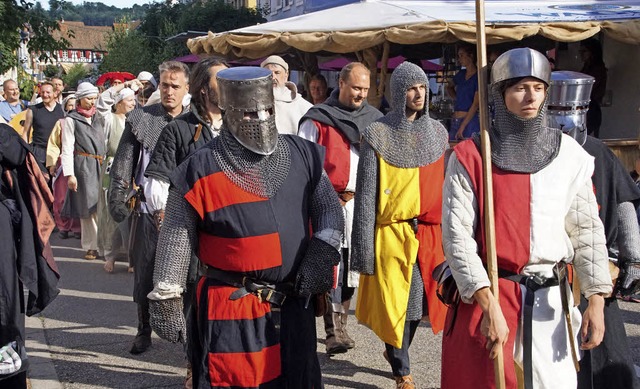 Nach einem kleinen Umzug wurde das Stadtfest am Freitagabend feierlich erffnet.  | Foto: Ilona Hge