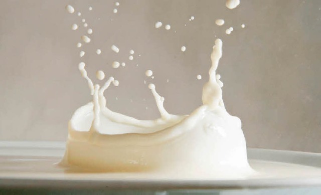 Die Milch ist wieder teurer &#8211; zu...dwirte, zum Leidwesen der Verbraucher.  | Foto: dpa