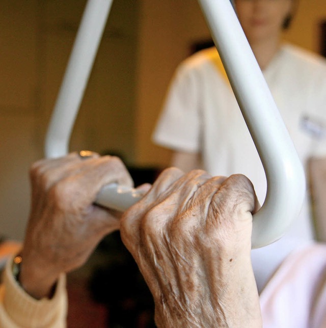 Die Pflege von Angehrigen erfordert viel Mitgefhl.   | Foto: DPA