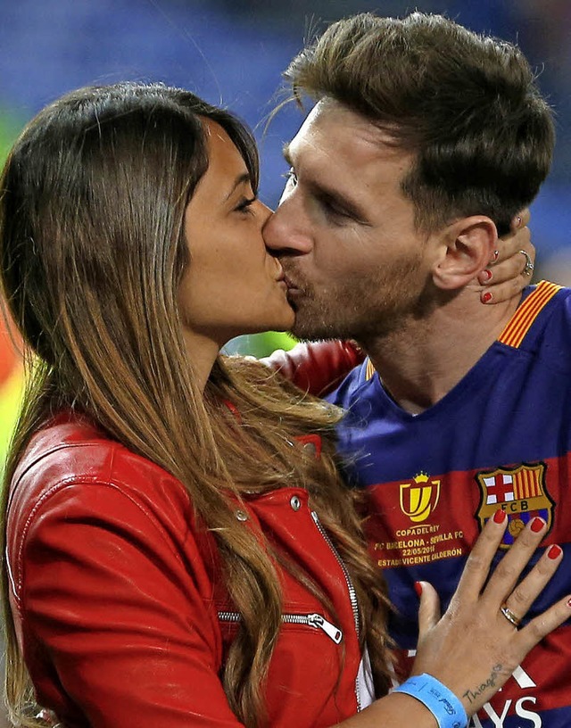 Messi und Roccuzzo nach dem Sieg des F...ale des Copa del Rey in Spanien 2016.   | Foto: dpa