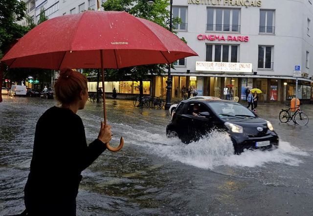 Mehrere Straen waren in Berlin berschwemmt.   | Foto: dpa