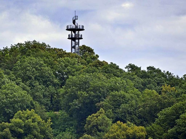 Ist bald so lange eingerstet wie das Mnster: der Freiburger Schlossbergturm.  | Foto: Michael Bamberger