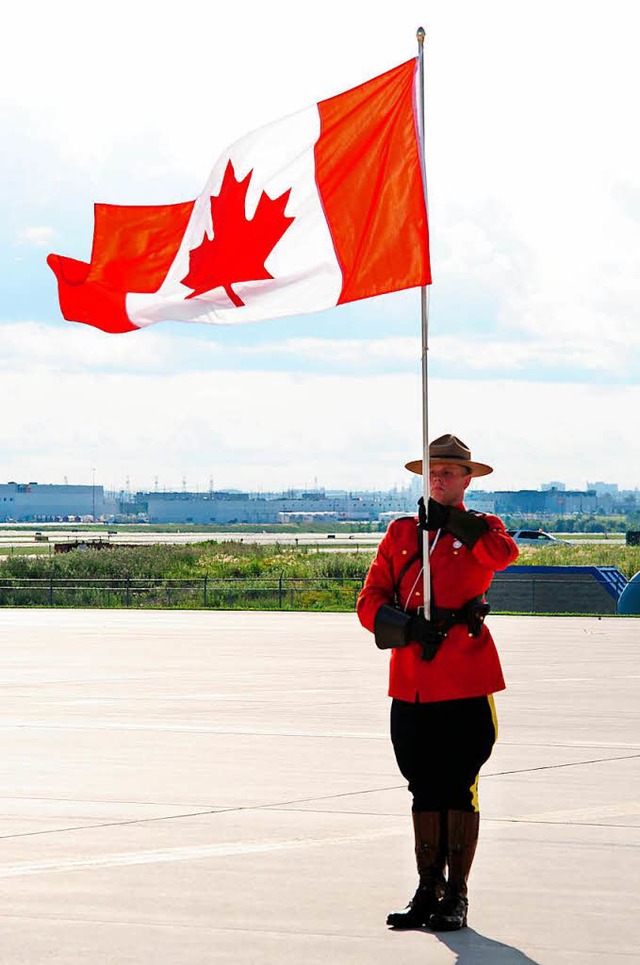 Ein Vertreter der Royal Canadian Mount... es ist erst seit 1965 Kanadas Flagge.  | Foto: dpa