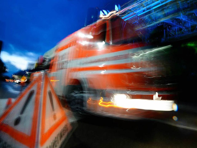 Die Renchener Feuerwehr war mit 30 Einsatzkrften vor Ort.  | Foto: dpa