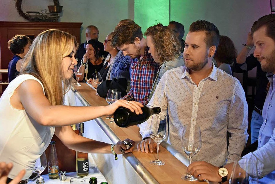 150 Weine von 47 Jungwinzern aus der Region: die Wein-Fass-Bar im Hofgut Lilienhof. (Foto: Michael Bamberger) 150 Weine von 47 Jungwinzern aus der Region: die Wein-Fass-Bar im Hofgut Lilienhof. (Foto: Michael Bamberger)