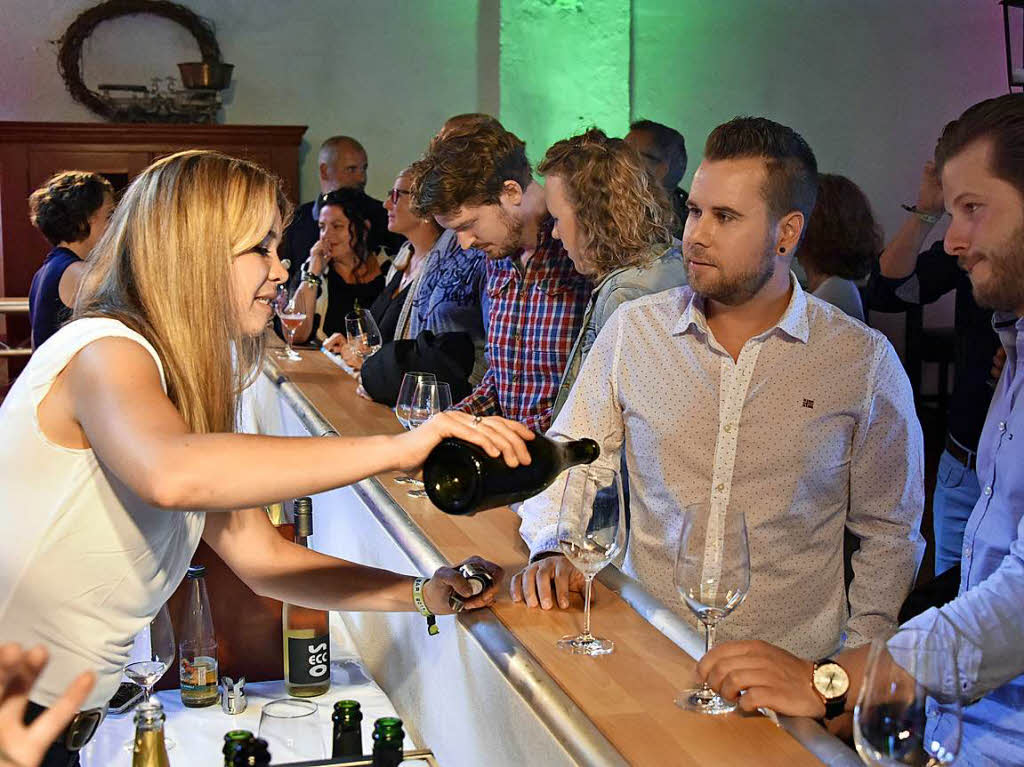 150 Weine von 47 Jungwinzern aus der Region: die Wein-Fass-Bar im Hofgut Lilienhof.