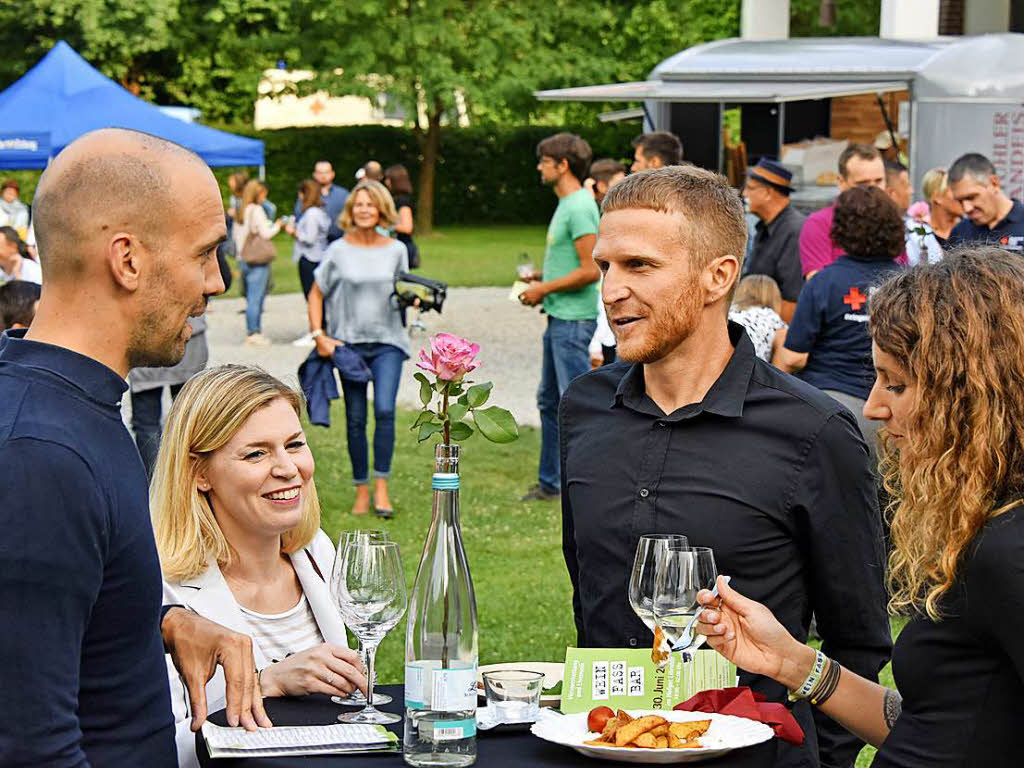 150 Weine von 47 Jungwinzern aus der Region: die Wein-Fass-Bar im Hofgut Lilienhof.