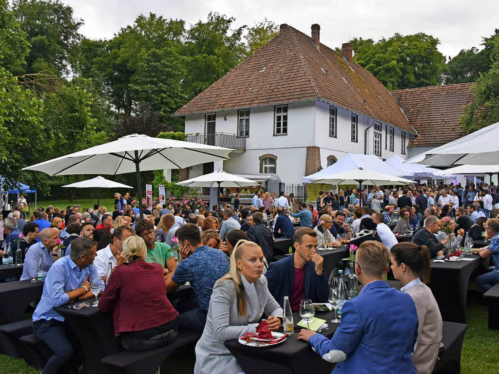 150 Weine von 47 Jungwinzern aus der Region: die Wein-Fass-Bar im Hofgut Lilienhof.