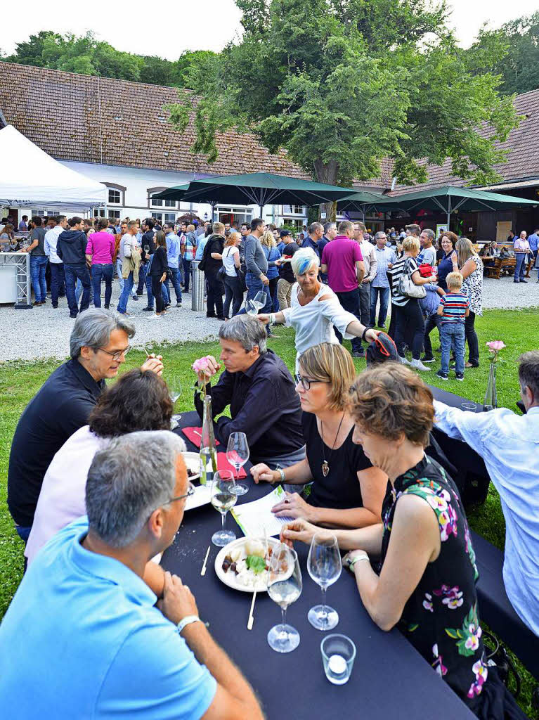 150 Weine von 47 Jungwinzern aus der Region: die Wein-Fass-Bar im Hofgut Lilienhof.