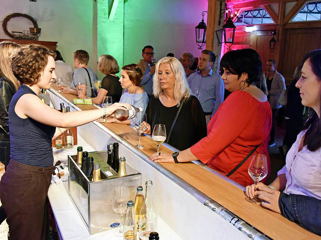 150 Weine von 47 Jungwinzern aus der Region: die Wein-Fass-Bar im Hofgut Lilienhof.