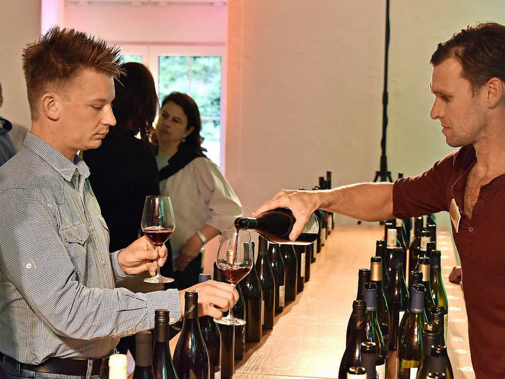 150 Weine von 47 Jungwinzern aus der Region: die Wein-Fass-Bar im Hofgut Lilienhof.