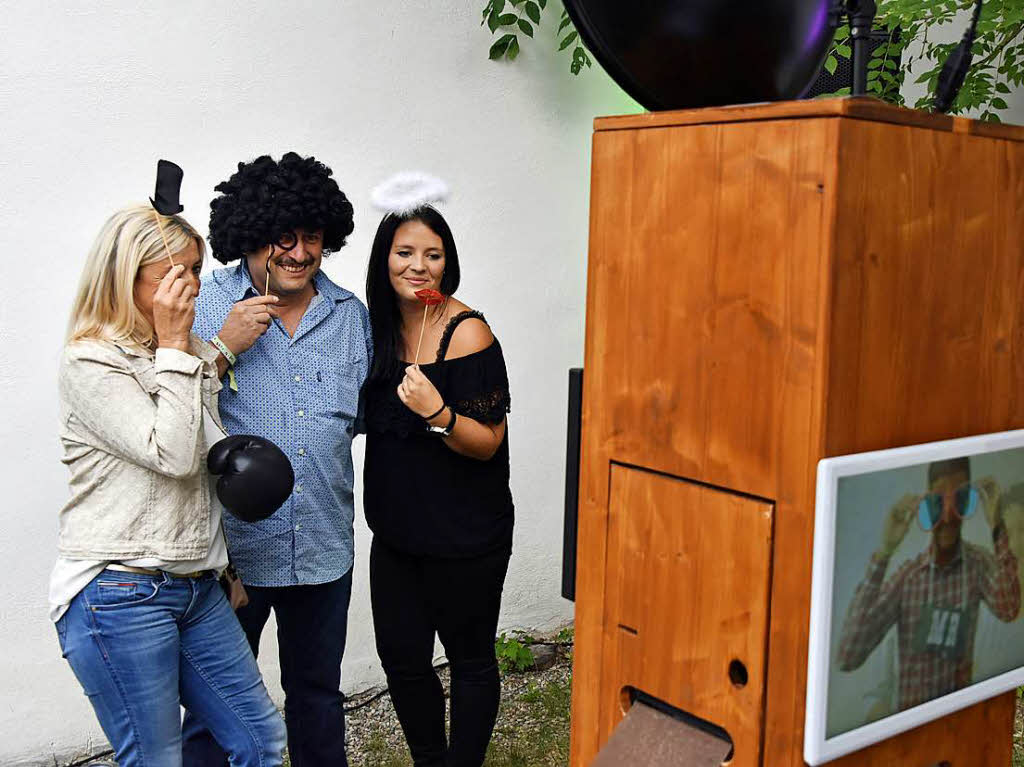 150 Weine von 47 Jungwinzern aus der Region: die Wein-Fass-Bar im Hofgut Lilienhof.