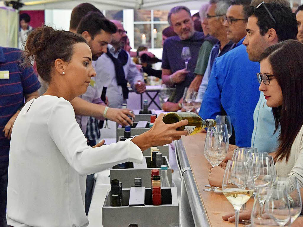 150 Weine von 47 Jungwinzern aus der Region: die Wein-Fass-Bar im Hofgut Lilienhof.