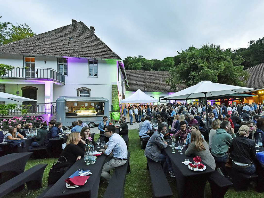 150 Weine von 47 Jungwinzern aus der Region: die Wein-Fass-Bar im Hofgut Lilienhof.