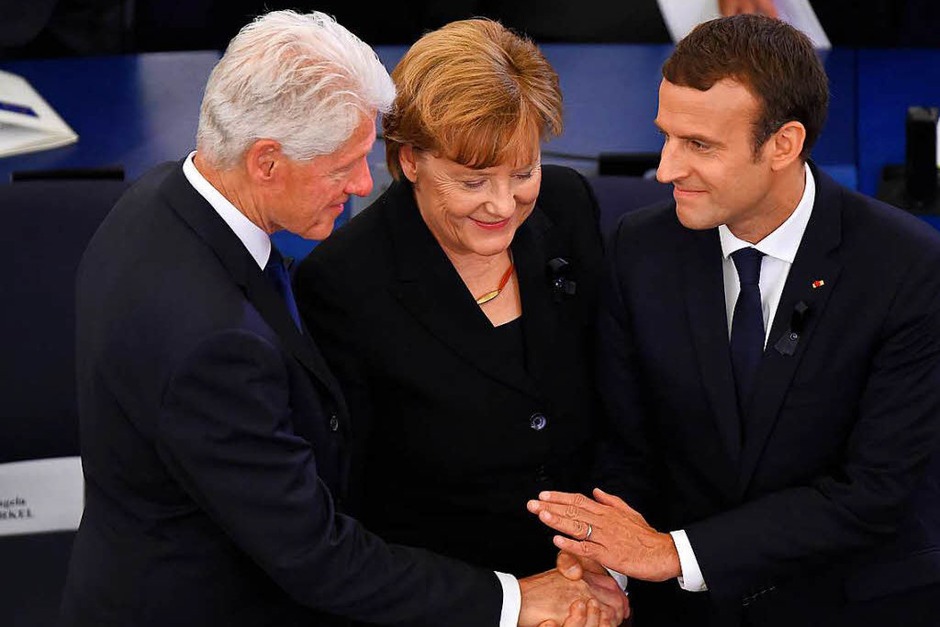 Bundeskanzlerin Angela Merkel und der französische Präsident Emmanuel Macron (r.) zusammen mit dem ehemaligen US-Präsident Bill Clinton. (Foto: AFP) Bundeskanzlerin Angela Merkel und der französische Präsident Emmanuel Macron (r.) zusammen mit dem ehemaligen US-Präsident Bill Clinton. (Foto: AFP)