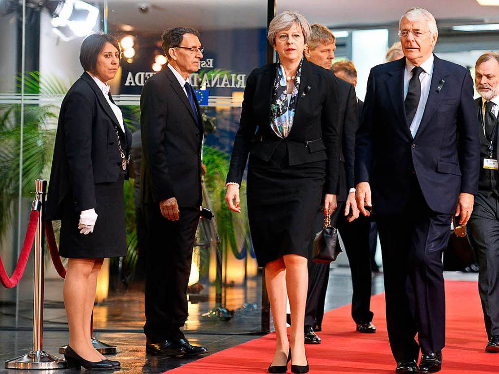 Grobritanniens Premierministerin Theresa May und der ehemalige Premierminister John Major