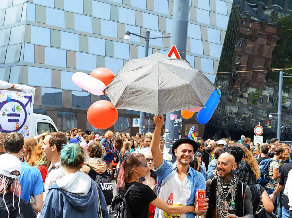 Tausende feiern in Freiburg den Christopher-Street-Day.