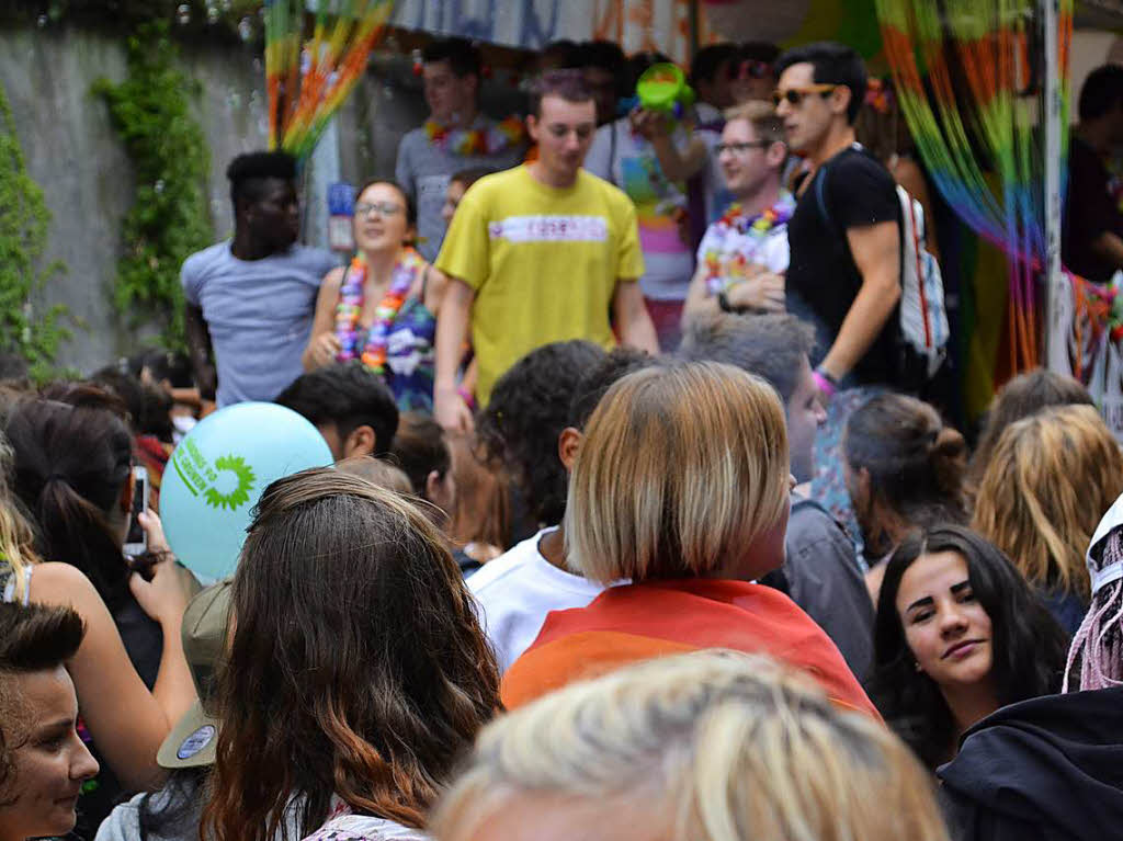 Tausende feiern in Freiburg den Christopher-Street-Day.