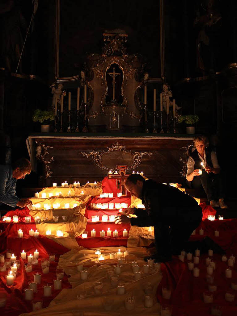 Nacht der offenen Kirchen: Viele Hnde zndeten Kerzen an, die den Altarraum zum Taizgebet  kurz vor Mitternacht erhellten.