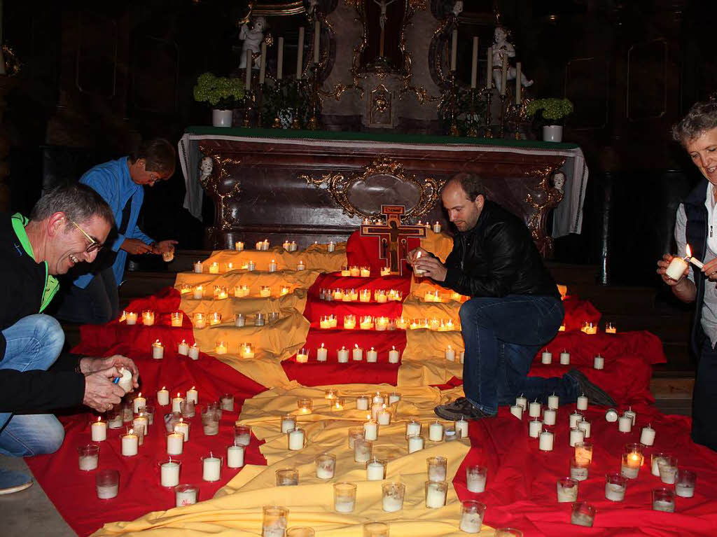 Nacht der offenen Kirchen: Viele Hnde zndeten Kerzen an, die den Altarraum zum Taizgebet  kurz vor Mitternacht erhellten.