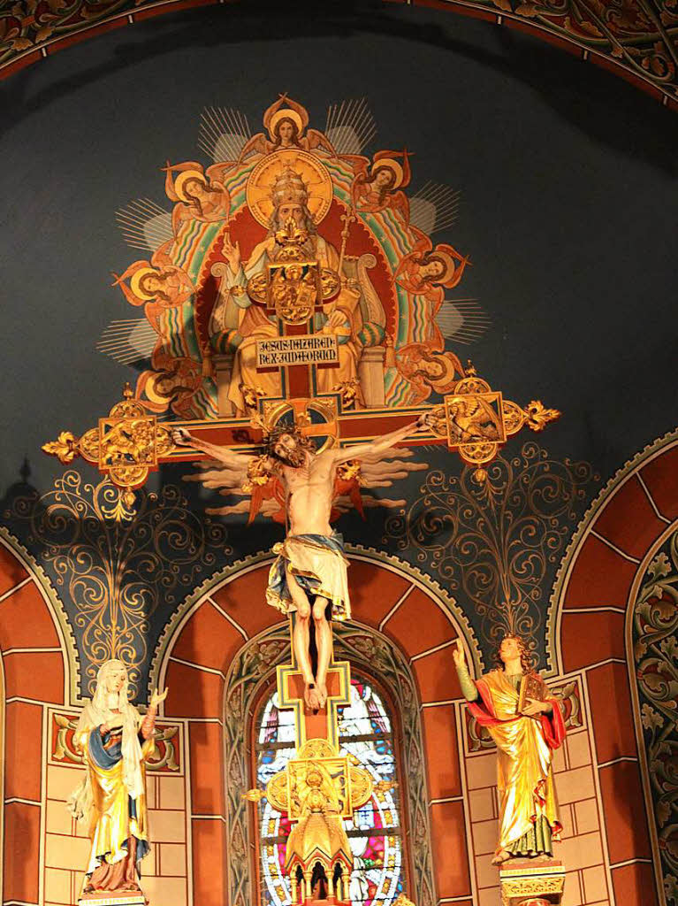 Das Gnadenkreuz ber dem Altar der Wallfahrtskirche Witterschnee aus dem Jahre 1897 mit Maria und Johannes daneben. Der Korpus des Gekreuzigten stammt noch von dem ersten Kreuz aus dem Jahre 1740.