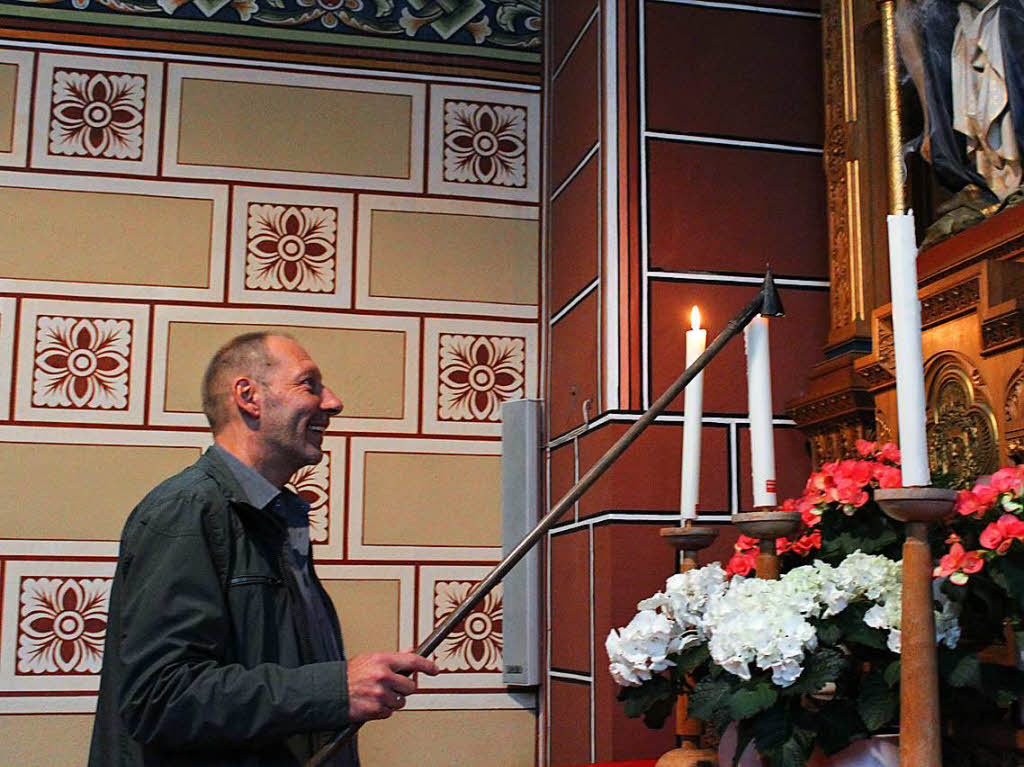 Nacht der offenen Kirchen: Franz Scholz vom Gemeindeteam lscht die Kerzen in der Witterschneekirche.