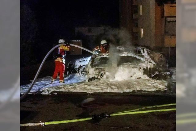 Feuerwehr-Einsatz: Brennendes Dixi-Klo steckt zwei Autos in Brand