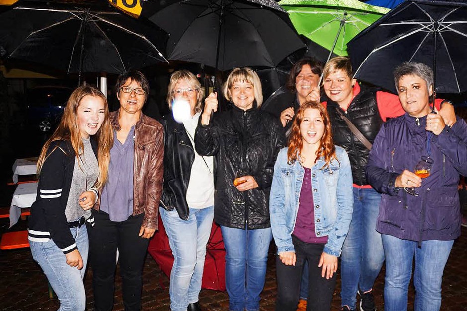 Das Wetter war schlecht, die Stimmung gut: In Todtnau war beim Städtlifest und beim Bergsprint die ganze Stadt auf den Beinen. (Foto: Verena Wehrle) Das Wetter war schlecht, die Stimmung gut: In Todtnau war beim Städtlifest und beim Bergsprint die ganze Stadt auf den Beinen. (Foto: Verena Wehrle)