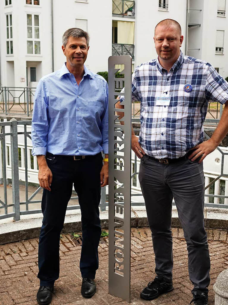 Die Brgermeister Christof Nitz und Roger Fredriksson (Schweden) am Schild Ronneby-Brunnen